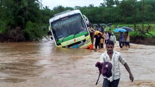 Incessant downpour continues in Saurashtra and south Gujarat, toll ...