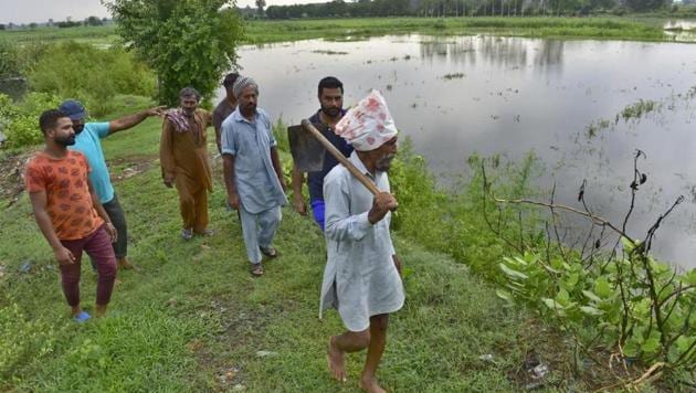 The farmers are now up in arms against the administration for its failure to clean the nullah before monsoon.(HT Photo)