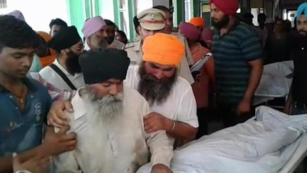 Family members of the deceased mourning at the Kurukshetra civil hospital on Wednesday. (HT Photo) Family members of the deceased mourning at the Kurukshetra civil hospital on Wednesday. (HT Photo)