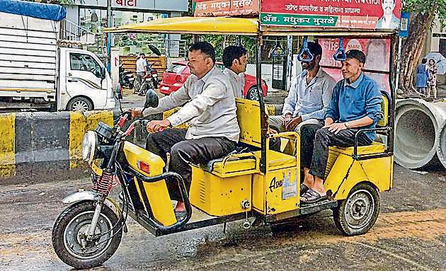 A major drawback of the current e-rickshaw presence is that it is not fare-regulated, drawing ire from traditional rickshaw drivers (HT Photo) A major drawback of the current e-rickshaw presence is that it is not fare-regulated, drawing ire from traditional rickshaw drivers (HT Photo)