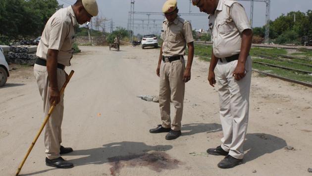 Police officials inspect the site where 37-year-old property dealer Mahesh Kumar Yadav was shot dead by five assailants in Sarai Alawardi near Palam Vihar at around 6: 30 am in Gurugram on Wednesday, July 18, 2018. (Yogendra Kumar/HT PHOTO) Police officials inspect the site where 37-year-old property dealer Mahesh Kumar Yadav was shot dead by five assailants in Sarai Alawardi near Palam Vihar at around 6: 30 am in Gurugram on Wednesday, July 18, 2018. (Yogendra Kumar/HT PHOTO)