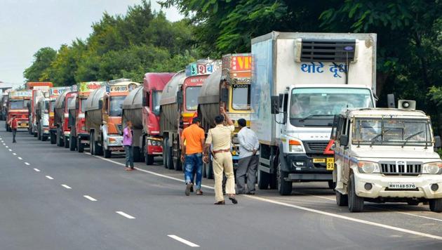 A police vehicle accompanies milk tankers on their way to Mumbai, at Karad on Pune-Bangalore National Highway on Wednesday.(PTI)
