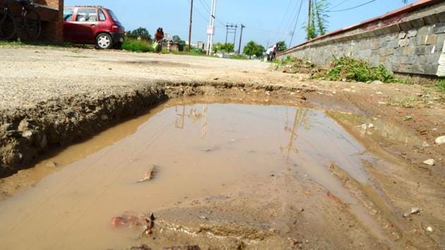 A portion of Damkoti-Singh Dwar stretch in Haridwar.(Rameshwar Gaur/HT Photo) A portion of Damkoti-Singh Dwar stretch in Haridwar.(Rameshwar Gaur/HT Photo)