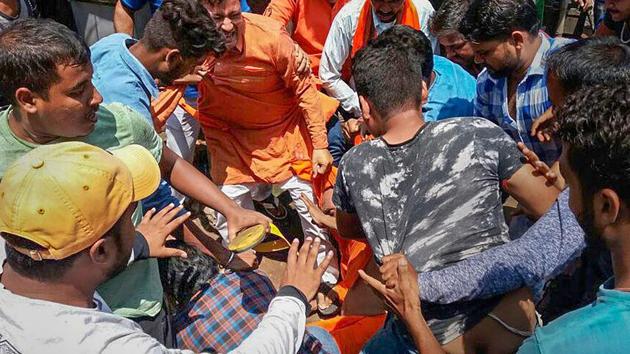 Alleged Bharatiya Janata Yuva Morcha (BJYM) workers assault social activist Swami Agnivesh during his visit to Pakur on July 17.(PTI Photo)