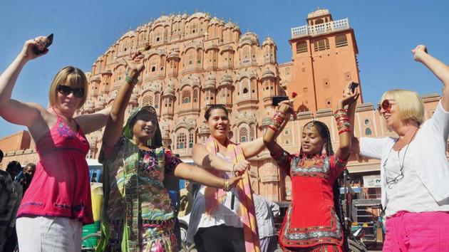 Tourists enjoy their trip to Hawa Mahal with a folk dancer in Pink City.(HT FILE PHOTO)