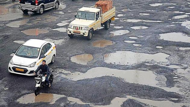 Experts from the centre will be able to offer permanent solutions to bad roads and ensure the city is rain-ready. (HT Photo) Experts from the centre will be able to offer permanent solutions to bad roads and ensure the city is rain-ready. (HT Photo)