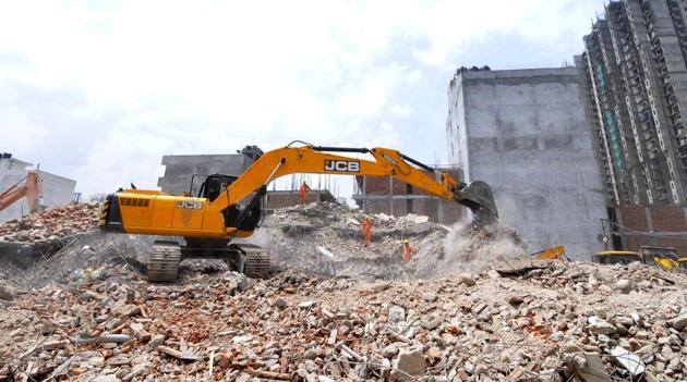 National Disaster Response Force (NDRF) team at the site of twin buildings collapse in Greater Noida’s Shahberi village on Thursday, July 19, 2018.(Sunil Ghosh/ HT Phot o) National Disaster Response Force (NDRF) team at the site of twin buildings collapse in Greater Noida’s Shahberi village on Thursday, July 19, 2018.(Sunil Ghosh/ HT Phot o)