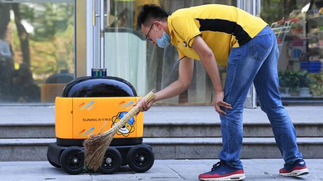 But not everyone is convinced the robots are a long-term logistics solution. Shao Zhonglin, former deputy secretary-general of the China Express Association, noted they were useful “over a short range.” The weak point is that it cannot deliver directly to the door like a human,” said a customer. Plus the costs of buying and maintaining the robots remain quite high. (Greg Baker / AFP) But not everyone is convinced the robots are a long-term logistics solution. Shao Zhonglin, former deputy secretary-general of the China Express Association, noted they were useful “over a short range.” The weak point is that it cannot deliver directly to the door like a human,” said a customer. Plus the costs of buying and maintaining the robots remain quite high. (Greg Baker / AFP)