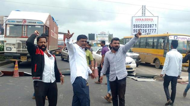 SSS activists, with their cattle, blocked the Pune-Mumbai national highway at Kini toll plaza for a few minutes, besides Pune -Pandharpur road at Tondale village and at Mohol on Pune-Solapur national highway. (HT REPRESENTATIVE PHOTO) SSS activists, with their cattle, blocked the Pune-Mumbai national highway at Kini toll plaza for a few minutes, besides Pune -Pandharpur road at Tondale village and at Mohol on Pune-Solapur national highway. (HT REPRESENTATIVE PHOTO)