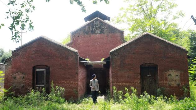 The walls are damp, cob webs still line its high ceilings and the windows and doors appear decrepit, but all this is no distraction for the workers boiling cocoons and drawing silk fibres in one of the three massive filatures of the Jammu and Kashmir Silk Factory. (Waseem Andrabi / HT Photo) The walls are damp, cob webs still line its high ceilings and the windows and doors appear decrepit, but all this is no distraction for the workers boiling cocoons and drawing silk fibres in one of the three massive filatures of the Jammu and Kashmir Silk Factory. (Waseem Andrabi / HT Photo)