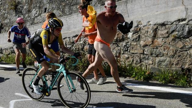 Spectators run along Netherlands’ Steven Kruijswijk in the ascent to l’Alpe d'Huez during the twelfth stage of the 105th edition between Bourg-Saint-Maurice - Les Arcs and l’Alpe d’Huez, on July 19, 2018. (Philippe LOPEZ / AFP) Spectators run along Netherlands’ Steven Kruijswijk in the ascent to l’Alpe d'Huez during the twelfth stage of the 105th edition between Bourg-Saint-Maurice - Les Arcs and l’Alpe d’Huez, on July 19, 2018. (Philippe LOPEZ / AFP)