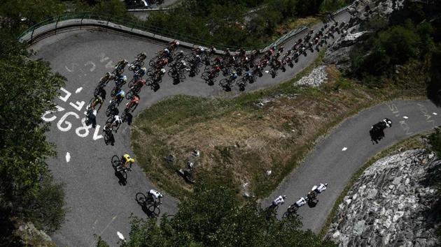 The pack, with Great Britain’s Geraint Thomas (front L), wearing the overall leader's yellow jersey, ascends the Montvernier bends during the twelfth stage between Bourg-Saint-Maurice - Les Arcs and l’Alpe d’Huez, on July 19, 2018. (Philippe LOPEZ / AFP) The pack, with Great Britain’s Geraint Thomas (front L), wearing the overall leader's yellow jersey, ascends the Montvernier bends during the twelfth stage between Bourg-Saint-Maurice - Les Arcs and l’Alpe d’Huez, on July 19, 2018. (Philippe LOPEZ / AFP)