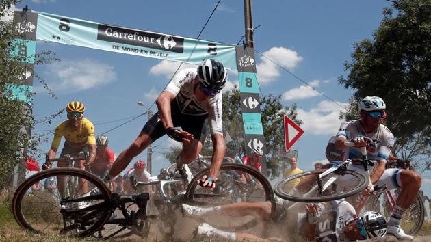 Team Sky rider Chris Froome of Britain crashes during Stage 9 from Arras Citadelle to Roubaix of the Tour de France cycling race. (Benoit Tessier / REUTERS) Team Sky rider Chris Froome of Britain crashes during Stage 9 from Arras Citadelle to Roubaix of the Tour de France cycling race. (Benoit Tessier / REUTERS)