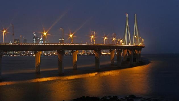 The 4.5-km-long bridge aims to connect the Bandra-Worli sea link (in pic) to the Mumbai trans-harbour link in Sewri.(HT File Photo)