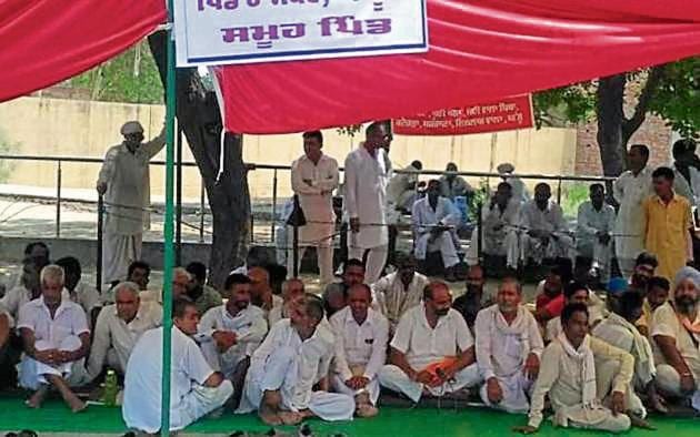 Farmers of Lubaniawali village during a protest at Muktsar in Punjab on Friday. (HT Photo) Farmers of Lubaniawali village during a protest at Muktsar in Punjab on Friday. (HT Photo)