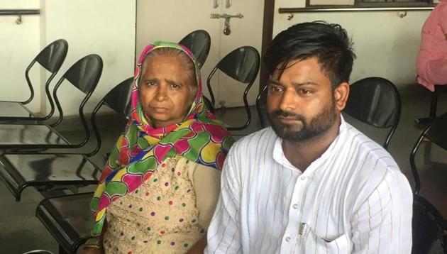 Wasim Malik along with his mother at the Chandigarh district courts.(HT Photo)