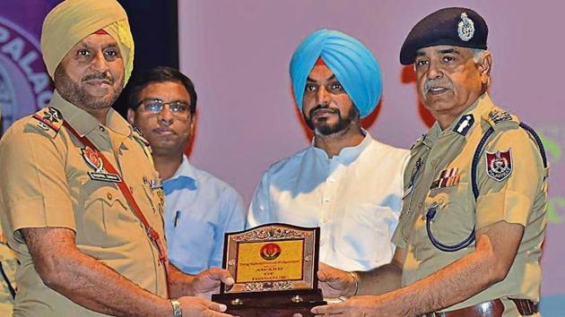 Punjab DGP Suresh Arora (right) honouring inspector Gurmel Singh for helping addicts give up drugs, during a programme in Doraha on Friday.(HT Photo)