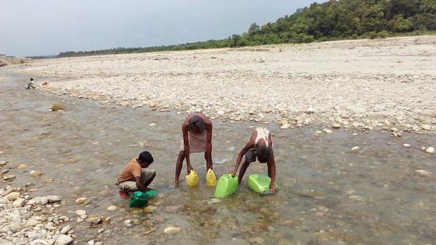 People collecting Rahi Dhara water from Nepal area in Bhikhnathori village of West Champaran district.(HT Photo) People collecting Rahi Dhara water from Nepal area in Bhikhnathori village of West Champaran district.(HT Photo)