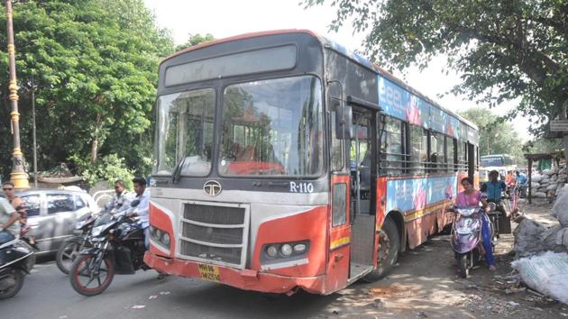 In a meeting between Nayana Gunde, PMPML chairman and director, and Rajendra Jagtap, CEO, PSCDCL, Jagtap proposed the idea to make the PMPML’s existing bus fleet “smart and efficient”. (HT PHOTO) In a meeting between Nayana Gunde, PMPML chairman and director, and Rajendra Jagtap, CEO, PSCDCL, Jagtap proposed the idea to make the PMPML’s existing bus fleet “smart and efficient”. (HT PHOTO)
