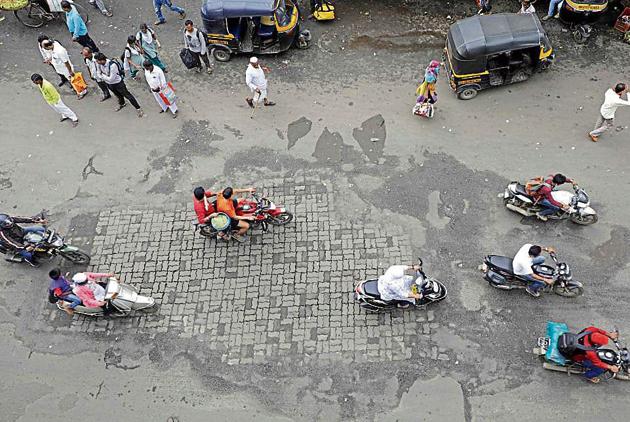After almost a week, the potholes were seen filled by the civic body, giving residents a safer road to commute. (Rahul Raut/HT PHOTO) After almost a week, the potholes were seen filled by the civic body, giving residents a safer road to commute. (Rahul Raut/HT PHOTO)