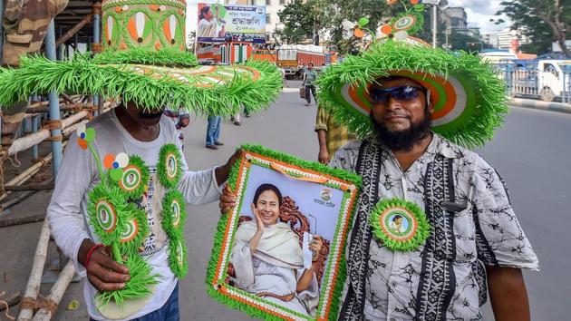 Trinamool Congress (TMC) party workers hold a portrait of West Bengal Chief Minister Mamata Banerjee ahead of the annual Martyrs’ Day (Shahid diwas) rally, in Kolkata on Friday, July 20, 2018.(PTI Photo) Trinamool Congress (TMC) party workers hold a portrait of West Bengal Chief Minister Mamata Banerjee ahead of the annual Martyrs’ Day (Shahid diwas) rally, in Kolkata on Friday, July 20, 2018.(PTI Photo)