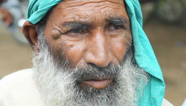 Sulaiman Khan, father of deceased Rakbar Khan, at the Alwar government hospital on Saturday.(HT Photo)