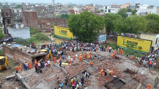 Rescue operations on at the spot where a building collapsed in Ghaziabad on Sunday afternoon.(Sakib Ali/HT Photo)