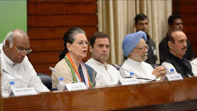 UPA chairperson Sonia Gandhi, Congress president Rahul Gandhi, former prime minister Manmohan Singh and senior leaders Mallikarjun Kharge and Ghulam Nabi Azad at the first meeting of the newly constituted Congress Working Committee.(Congress/Twitter)
