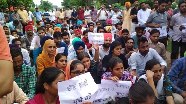 Unemployed TET teachers protest outside cabinet minister Vijay Inder Singla's residence in Sangrur - Hindustan Times