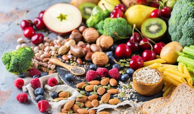 Berries, almonds and flaxseeds are some of the best foods to boost your metabolism and help in weight loss.(Shutterstock)