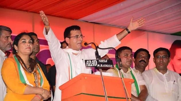 Senior Congress leader Randeep Surjewala addressing the ‘Badlav Rally’ at Narwana in Jind district on Saturday.(HT Photo)