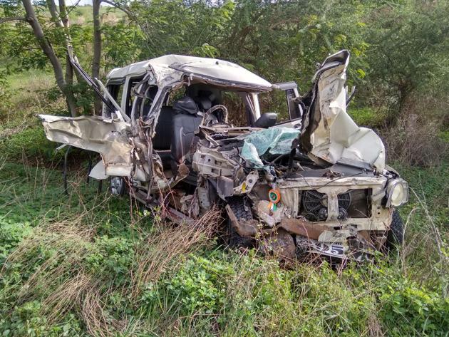 Mangled remains of the SUV involved in the accident on Ahmednagar-Solapur highway on Sunday. (HT Photo) Mangled remains of the SUV involved in the accident on Ahmednagar-Solapur highway on Sunday. (HT Photo)