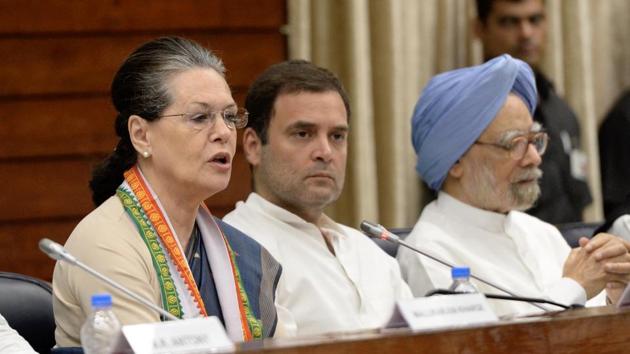 UPA chairperson Sonia Gandhi speaks as Congress president Rahul Gandhi and former PM Manmohan Singh look on at the Congress Working Committee meeting in New Delhi on Sunday.(HT Photo)