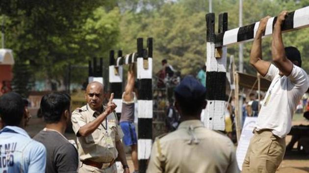 An aspirant appearing for the police recruitment drive for the post of constable at Shivajinagar Police Headquaters in Pune. (HT File Photo) An aspirant appearing for the police recruitment drive for the post of constable at Shivajinagar Police Headquaters in Pune. (HT File Photo)