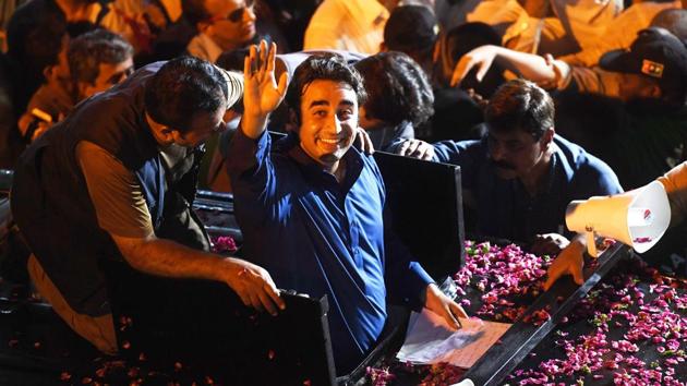 Pakistan Peoples Party (PPP) Chairman Bilawal Bhutto (C) waves to supporters during an election campaign rally in Karachi early on July 21, 2018.(AFP Photo)