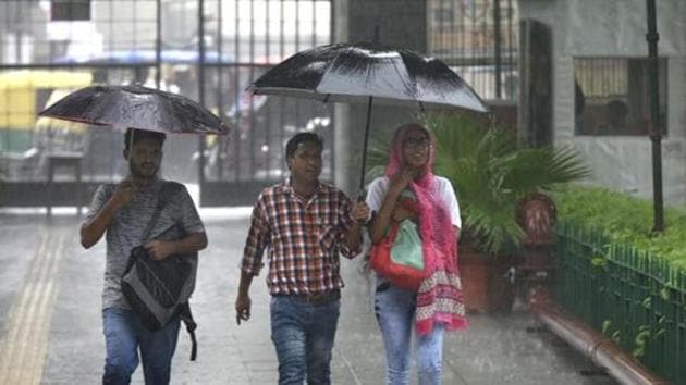Students were greeted by rain on the first day of the reopening of the colleges, as they were caught in the rain, at Hansraj College, in New Delhi.(HT File Photo)