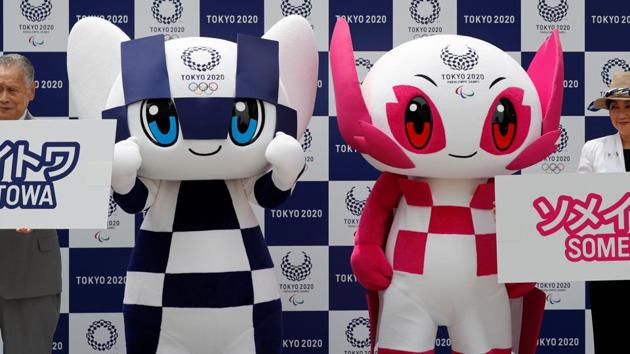 Yoshiro Mori, president of the Tokyo 2020 Organising Committee, and Tokyo Governor Yuriko Koike introudce the Tokyo 2020 Olympic Games mascot Miraitowa and Paralympic mascot Someity.(REUTERS)