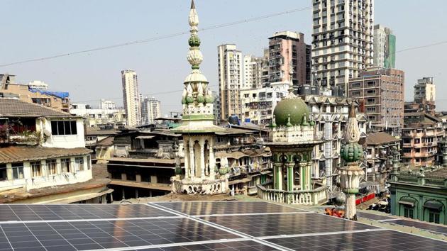 Forty-six solar power panels were installed at the Minara Masjid in south Mumbai. The set-up generates 45 kilowatt-hour (kWh) to 70 kWh solar power per day .(HT File Photo)