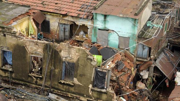 Two people died many were injured when a portion of a 150-year-old dilapidated two-storey building collapsed in Kolkata around 2 am today following frequent rains in the past 48 hours. (Samir Jana / HT Photo)