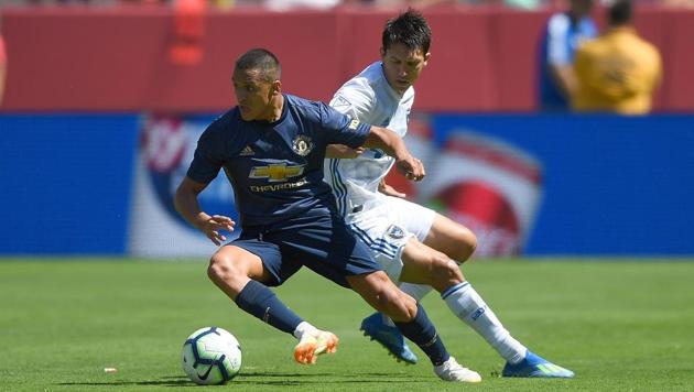 Alexis Sanchez (L) of Manchester United moves the ball against Shea Salinas of the San Jose Earthquakes during the second half of their exhibition game at Levi's Stadium on July 22, 2018 in Santa Clara, California.(AFP)