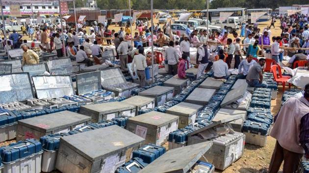 Polling and presiding officers collect electronic voting machines and voter verifiable paper audit trail machine along before voting for the Phulpur Lok Sabha by-election.(PTI)