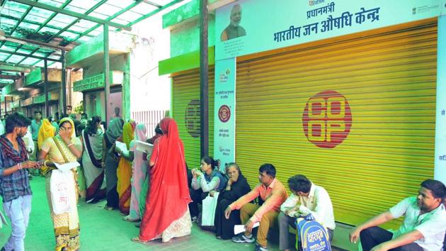 Patients outside the drug distribution centre at SMS hospital in Jaipur.(Prabhakar Sharma/ HT Photo)