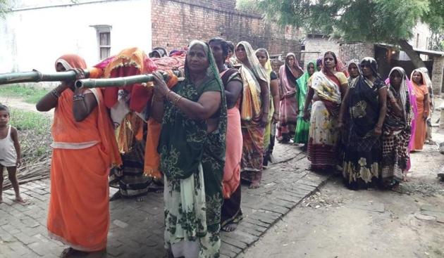 Santora wanted her only daughter Pushpavati Patel and daughters-in-law to carry her bier as she felt the move would help dispel the commonly held notion that women should not resort to such a practice.(HT Photo)