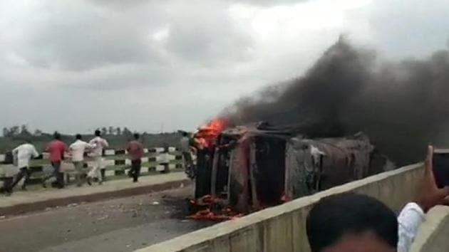 A truck was set on fire allegedly by protesters demanding Maratha quota in Maharashtra.(ANI Photo)