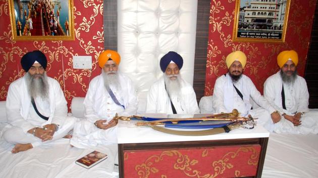Akal Takht Jathedar Giani Gurbachan Singh (C) with other Sikh high priests during a meeting held at the Akal Takht in Amritsar.(Sameer Sehgal/HT)