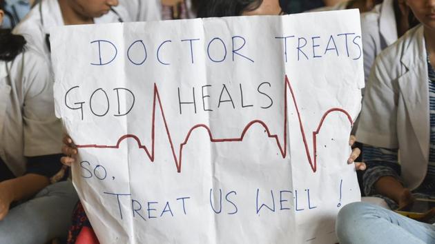 Protesting doctors said the Madhya Pradesh government has clamped Essential Services Maintenance Act (ESMA) on them.(HT/Photo for representation)