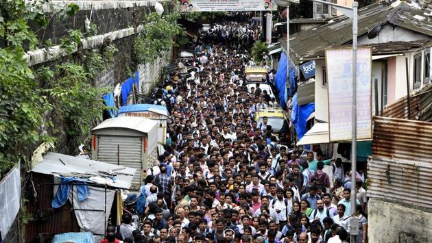 Tuesday morning was complete chaos in and around Mumbai’s business district of Lower Parel as the Delise bridge, commonly called the Lower Parel ROB, was closed for both vehicular and pedestrian traffic after an audit deemed the structure unsafe, owing to corrosion. (Anshuman Poyrekar / HT Photo)