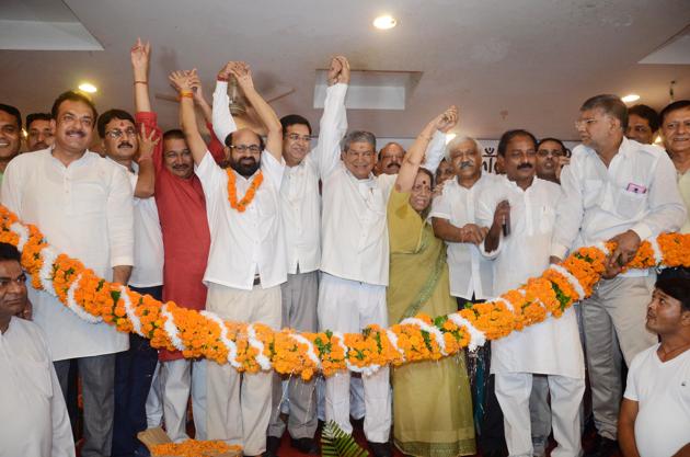 Former chief minister Harish Rawat and other Uttarakhand Congress leaders welcome party state in-charge Anugrah Narayan Singh (in garland) in Dehradun on Tuesday.(Vinay Santosh Kumar/HT Photo)