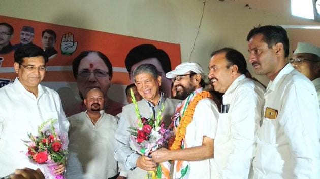 Former CM Harish Rawat and other leaders welcome Congress state in-charge Anugrah Narayan Singh in Haldwani. (HT File)