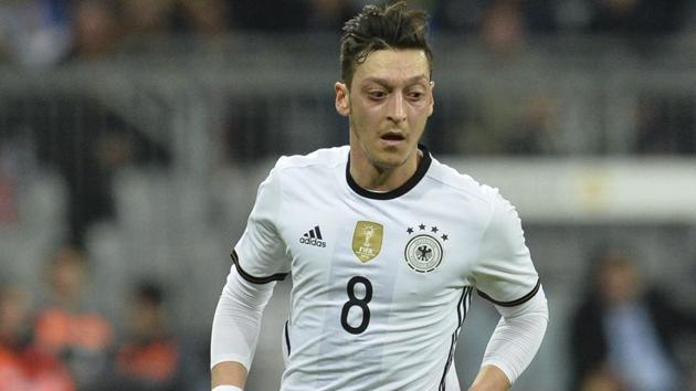 Mesut Ozil announced his retirement from the Germany national football team on Sunday in the wake of the controversy surrounding his recent meeting with Turkish President Recep Tayyip Erdogan.(AP)